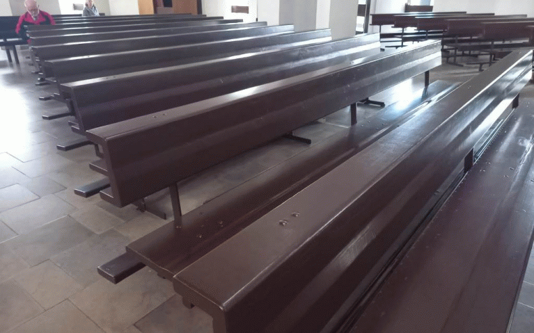 Renowacja ławek i drzwi w kościele
